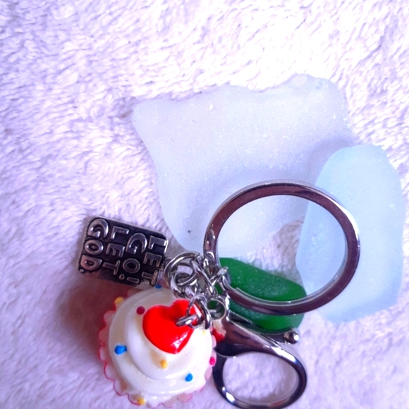 🆕️Boutique Resin Cupcake 🧁 and Metal Charm Keychain/ Purse Charm - Picture 4 of 6
